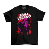Remera negra de algodón con estampa frontal gráfica en tonos rojos y violetas que incluye el texto 'El tema del verano' y siluetas de personajes y un vehículo.