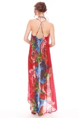 Vestido largo con estampado floral en tonos rojos y azules, tirantes finos ajustables, cuello delantero plisado y espalda fruncida elástica.