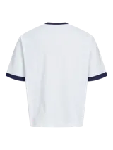 Remera blanca de manga corta y cuello redondo, con fit oversize y largo cropped. Tiene ribetes azul marino en el cuello y las mangas. Estampado frontal con la palabra "ORIGINALS" en negro y "studio" en cursiva, junto a detalles en rojo como "1990" y "COPENHAGEN CREATIVE DEPT.".