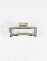 Broche para el pelo rectangular de metal plateado.