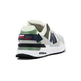Championes urbanos Austral modelo Ushuaia Teen, con capellada de malla en tono beige y refuerzos en gamuza sintética gris, azul marino y verde militar. Entresuela blanca con diseño moteado y detalles negros.