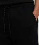 Bermuda masculina de algodón con felpa, color negro, corte slim fit. Presenta cintura elástica con cordón ajustable, bolsillos y etiqueta aplicada.