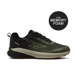 Championes deportivos Hi-Tec modelo Bruce, de diseño técnico en color verde oliva y negro. Presentan una estructura resistente al agua con refuerzos sintéticos, entresuela amortiguada y suela de goma con tracción. Incluyen tecnología Memory Foam para mayor confort.