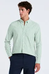 Camisa de manga larga con estampa gingham en color verde y blanco, cuello abotonado y cierre frontal de botones.
