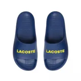 Ojotas Lacoste Serve Slide 2.0 de goma color azul con logo de la marca en amarillo.
