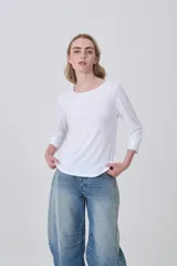 Remera blanca de manga tres cuartos con cuello a la base, confeccionada en tejido jacquard de viscosa y elastano.