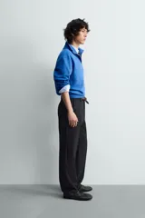 Sudadera de algodón azul con cuello alto y cierre frontal de cremallera de un cuarto. Presenta un corte regular y puños y bajo en rib.