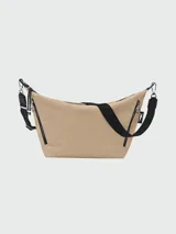 Bolso tipo crossbody de la línea Le Pliage Energy de Longchamp, en color beige. Presenta una correa ajustable y extraíble, cierre frontal con cremallera decorado con una cinta con el logo de la marca y un parche con el icónico caballo de Longchamp.