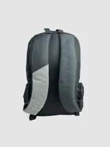 Mochila Rusty con dos bolsillos delanteros, color verde militar y negro. Confeccionada en poliéster y PVC, con interior de poliéster. Tiene bolsillo interior para laptop.