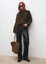 Bolso tipo shopper de gran tamaño confeccionado en piel bovina color verde oliva, con diseño minimalista, doble asa de hombro y cierre mediante cordón ajustable.