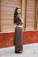 Pantalón estilo Aladino o balinés, color marrón, de lino, con elástico en la cintura, corte suelto y ancho. Incluye un bordado de la palabra "Munay" en la parte trasera.