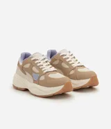 Championes de estilo urbano y deportivo de la marca Satinato, modelo jogging, confeccionados en poliuretano y poliéster en tonos beige, tostado y lila. Presentan una suela robusta texturizada y detalles en malla respirable.
