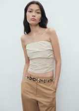 Pantalón wide leg de tiro medio color tostado, confeccionado en algodón con un toque de elastano, con bolsillos laterales y traseros de ribete, y trabillas en la cintura.