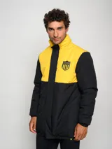 Parka negra con detalles en amarillo y escudo del Club Atlético Peñarol en el pecho.