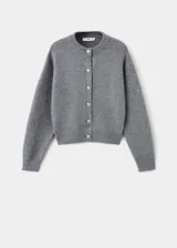 Chaqueta de punto grueso color gris, con cuello redondo, diseño recto, manga larga y cierre delantero con botones.