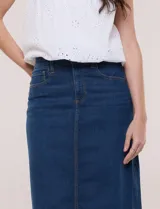 Falda maxi de denim azul, de tiro alto con pretina anatómica, pasacintos, cierre frontal con cremallera y botón metálico. Cuenta con diseño de cinco bolsillos, costura vertical central y corte recto de caída fluida al tobillo.