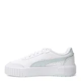 Championes urbanos Puma modelo Carina Mía, de diseño clásico con suela de plataforma robusta. Presentan una capellada de cuero sintético en color blanco con detalles en tono celeste pastel en el logo lateral y la suela. Cuentan con cierre de cordones y plantilla acolchada para mayor confort.