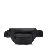 Riñonera de diseño minimalista en color negro, confeccionada en material impermeable. Cuenta con un compartimento principal con cierre, un bolsillo frontal con cierre y una etiqueta con el logo de la marca en el frente. Posee una correa ajustable con hebilla.