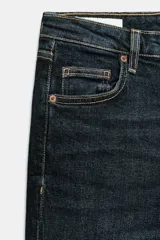 Jeans de tiro alto con diseño de cinco bolsillos y corte cropped flare. Presenta un acabado deshilachado en el bajo y cierre frontal con cremallera y botón metálico.