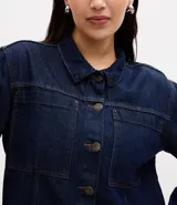 Campera de jean color azul oscuro, con diseño cropped, cuello clásico, mangas largas, cierre frontal con botones y dos bolsillos frontales grandes.