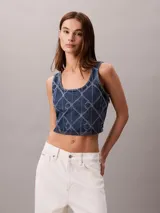 Musculosa cropped de denim azul con estampado geométrico de monogramas y cuello redondo.