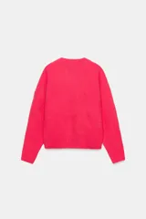 Jersey de punto color vino tinto, de cuello redondo y manga larga, con acabado acanalado (rib) en puños, cuello y bajo.