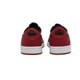 Championes Air Jordan 1 Low OG, color blanco, negro y rojo. Diseño de caña baja con cordones rojos, logo Nike en negro y suela blanca con detalles rojos.