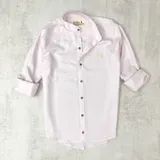 Camisa rosa claro de algodón con cuello mao, manga larga y cierre con botones.