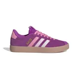 Championes Adidas modelo VL Court 3.0, de diseño clásico con parte superior de gamuza en color violeta. Presenta las icónicas tres tiras laterales en degradado de rosa a blanco, suela de caucho en tono marrón claro y detalles en dorado.