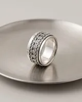 Anillo de plata 925 giratorio con diseño de círculos grabados y cenefas ornamentales.