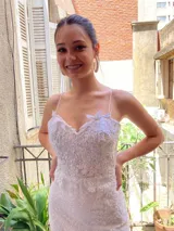 Vestido blanco de corte sirena, con breteles finos y apliques bordados en el corset y al costado.