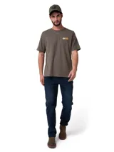 Remera verde militar de manga corta y cuello redondo, con pequeño parche estampado del logo de Caterpillar en el pecho.