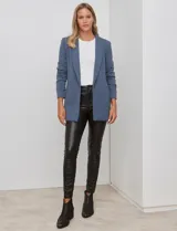 Blazer blanco de crepe, marca BBJ, con cuello solapa, bolsillos delanteros y mangas tres cuartos con frunce. Cuenta con forro interno y diseño abierto al frente.