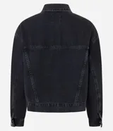 Campera de jeans de corte boxy, color azul medio lavado, con cuello, cierre frontal de botones, bolsillos con solapa y botones en el pecho, y recortes visibles.