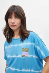 Remera manga corta color rosa con efecto tie-dye y estampado pequeño en el pecho.