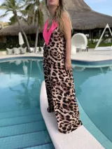 Vestido largo con estampado animal print y escote en V con detalle en fucsia.