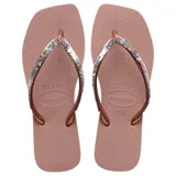 Ojotas Havaianas modelo Slim Square, color rosado, con puntera cuadrada y tiras finas decoradas con lentejuelas brillantes.