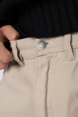 Pantalon de corte baggy con diseño amplio y relajado, confeccionado en gabardina color tostado.