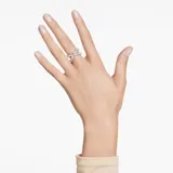 Anillo plateado con forma de infinito, adornado con circonitas transparentes.