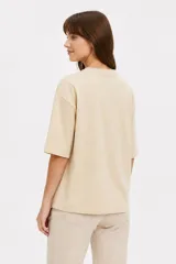 Remera de algodón negro con cuello redondo y diseño holgado, con estampado frontal de líneas horizontales blancas y un corazón rojo superpuesto.