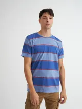 Remera de manga corta, cuello redondo, con diseño de rayas horizontales en tonos de azul claro y azul oscuro, separadas por finas líneas rojas.