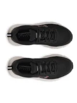 Championes de running Under Armour Charged Assert 10, color negro con detalles en rosado. Presentan una parte superior de malla transpirable con revestimientos de cuero, entresuela Charged Cushioning para mayor amortiguación y suela de caucho macizo.