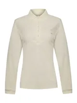 Chomba de manga larga color beige, confeccionada en piqué de algodón pima. Presenta cuello camisero clásico, tapeta con botones tono a tono y pequeño parche bordado en el pecho.