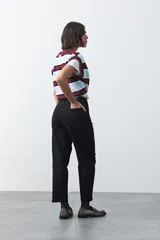 Pantalón de tiro alto con silueta barrel, de calce relajado con volumen en las piernas y ajuste hacia el ruedo. Confeccionado en tejido de algodón con elastano.