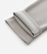 Pantalón de corte recto confeccionado en tejido de algodón y poliéster, con cintura elástica ajustable mediante lazo y bolsillos laterales.