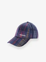 Gorro de estilo gorra de béisbol con visera estructurada, confeccionado en seda con estampado multicolor de rayas verticales y patrón geométrico en tonos vibrantes como rojo, naranja, morado y amarillo. Presenta el logo "MISSONI" bordado en blanco en el frente.