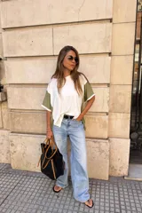 Remerón de manga corta, holgado, con cuello redondo. El cuerpo es blanco y las mangas son de color verde militar.