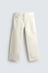 Pantalón de corte regular fit, confeccionado en una mezcla de algodón y lino. Presenta un diseño clásico de cinco bolsillos, con cierre frontal de cremallera y botón.