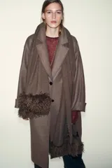 Pañuelo rectangular de color marrón, confeccionado en hilatura con lana, con detalle de aplicación de pelo sintético en los extremos.