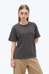 Remera blanca de manga corta, cuello redondo a la base y diseño holgado, confeccionada en algodón.
